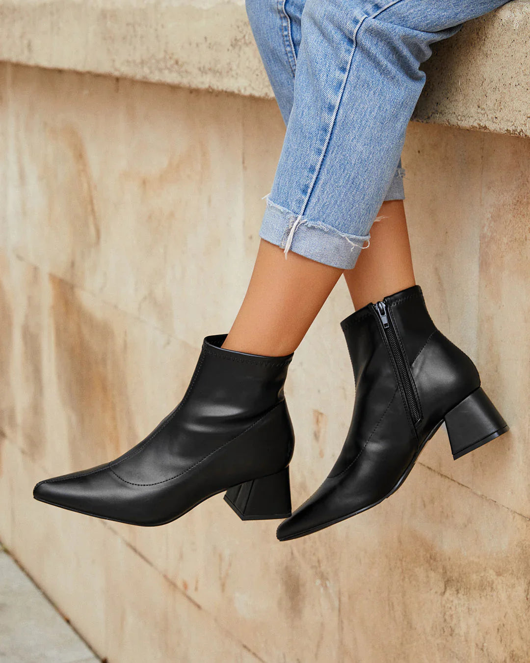 Botines de media caña con punta fina y tacón geométrico