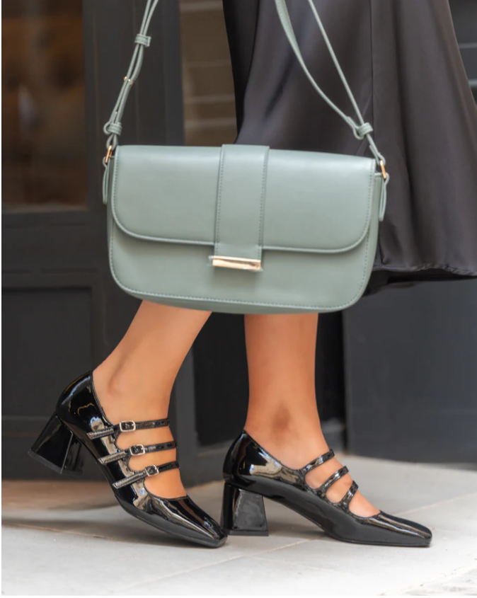 Zapatos de tacón rojo charol para mujer, triple hebilla, estilo audaz y elegante para eventos destacados