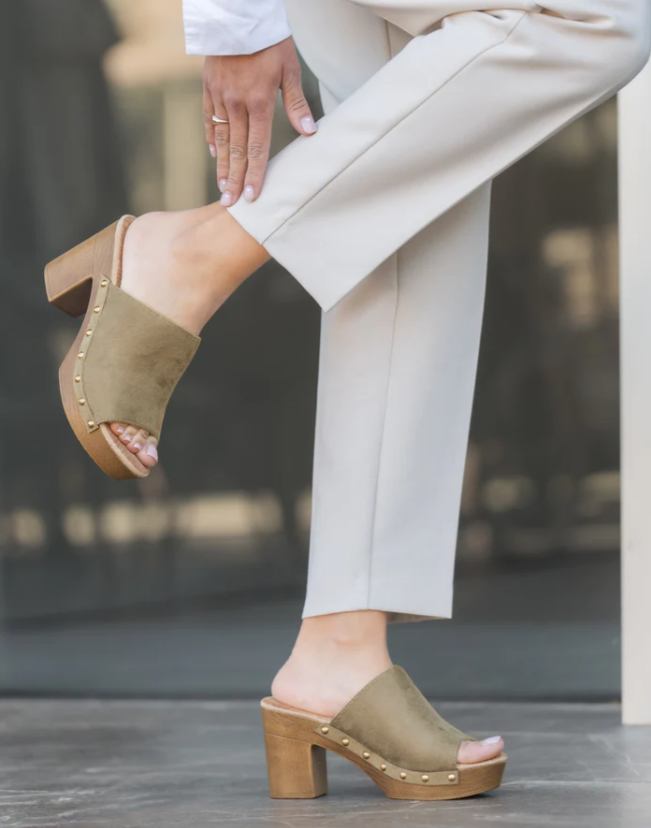 Sandalias mujer mules con  tacón alto y plataforma efecto madera con tachas