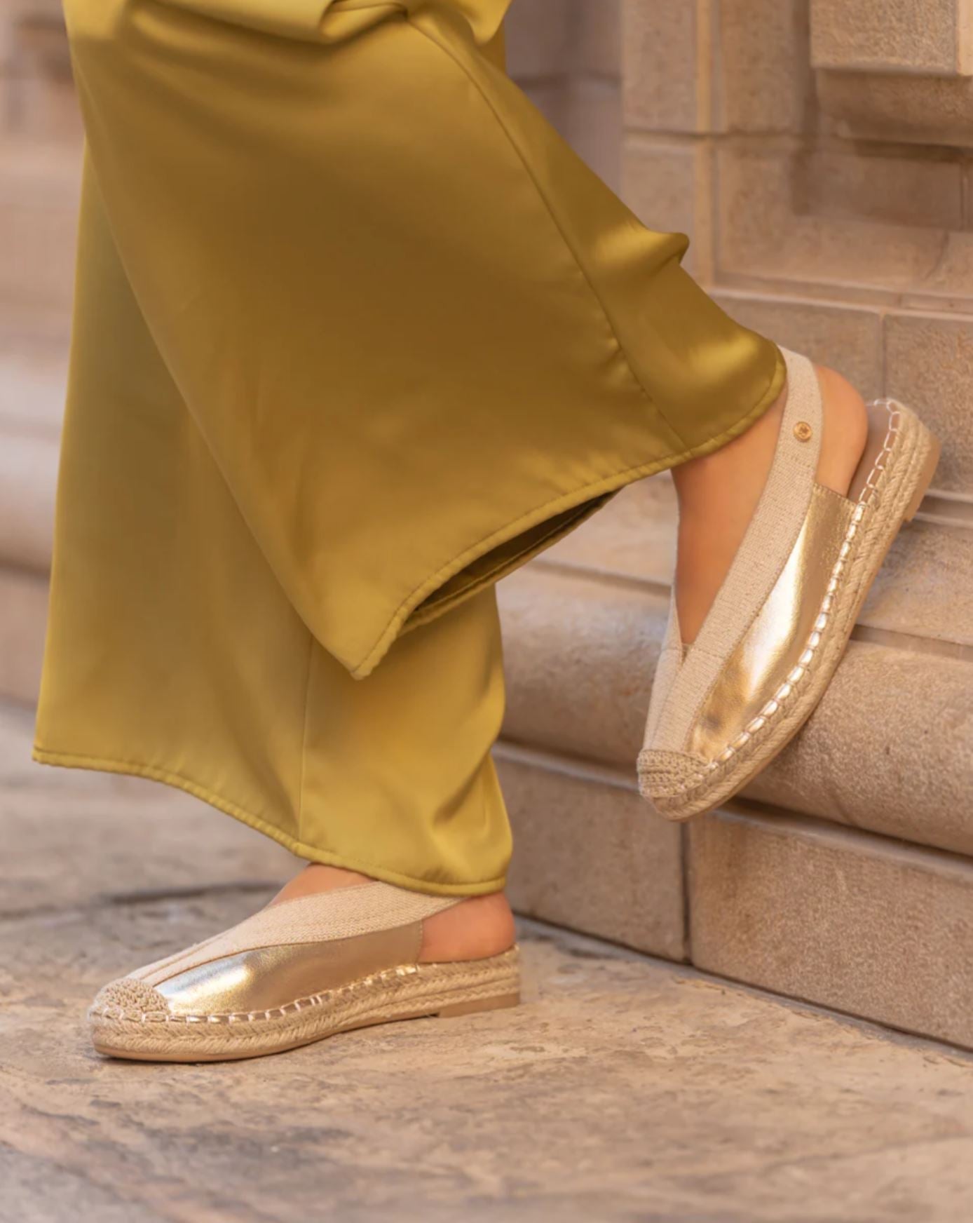 sandalia alpargata de mujer con suela de esparto y detalle trenzado color Doradas talla 37