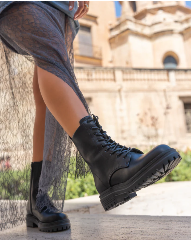 Botas militares negras para mujer, robustez y estilo para aventuras urbanas y más allá