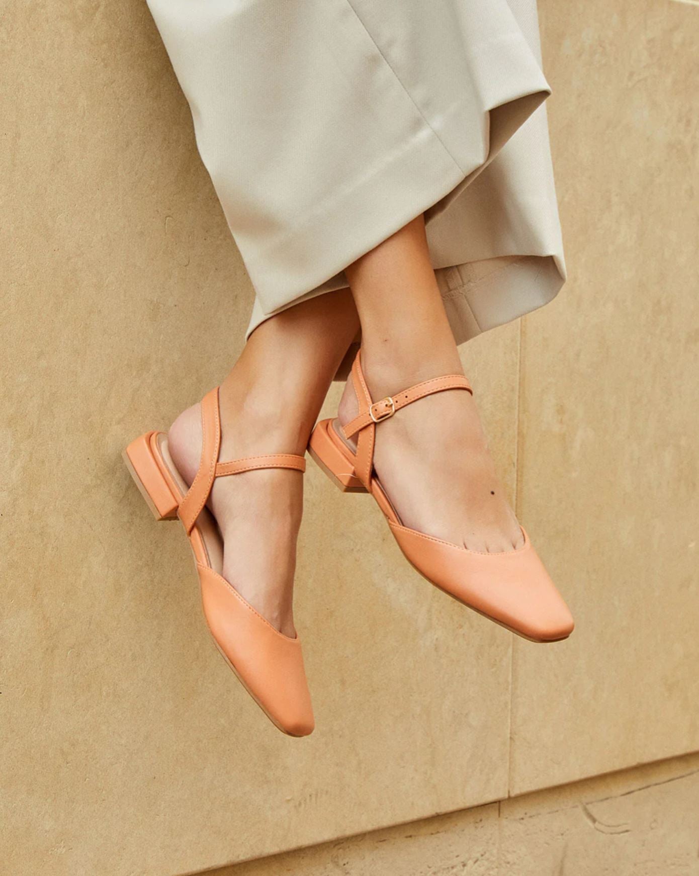 zapato de tacon bajo acabado metalizado puntera cerrada y pulsera ajustable sandalias color Naranja talla 37