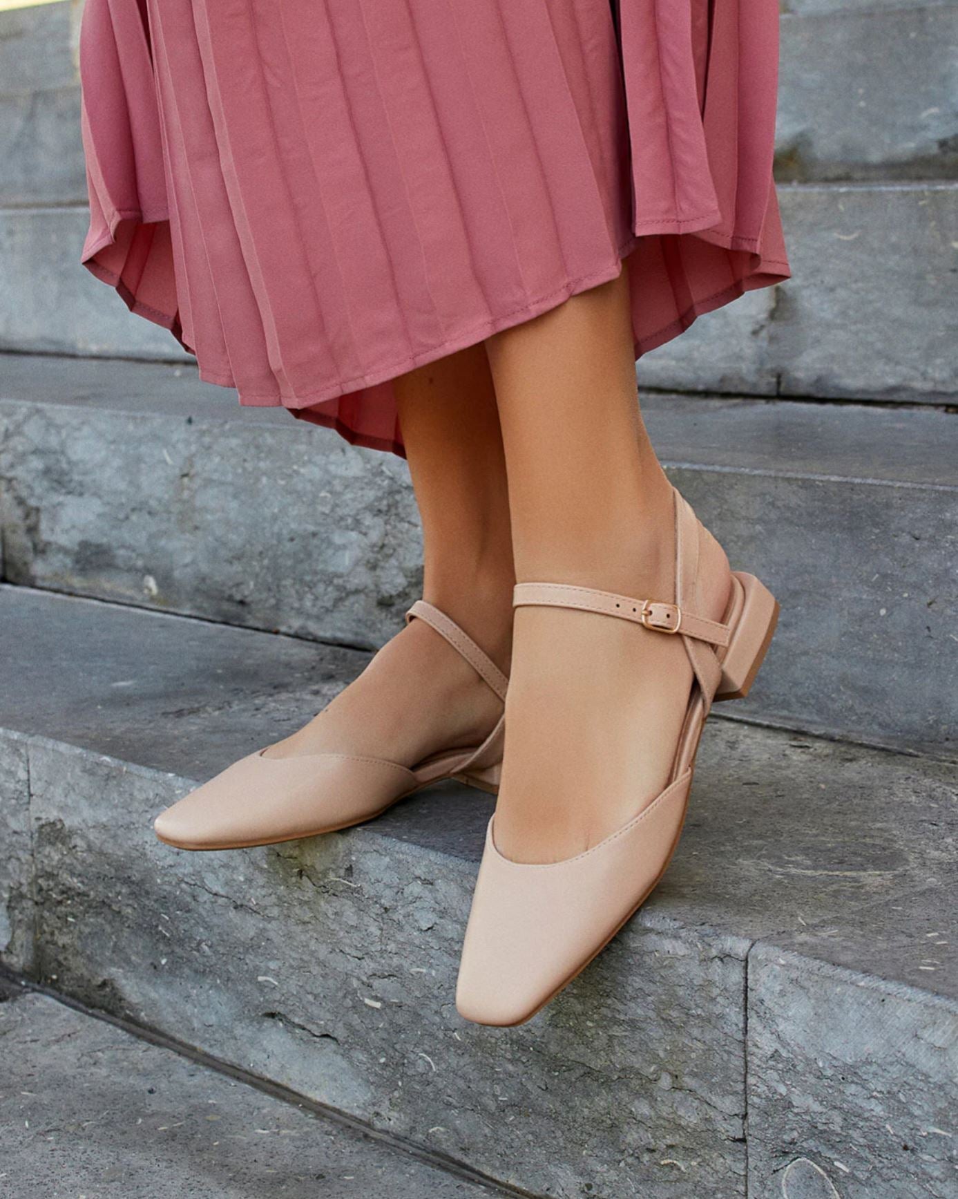 zapato de tacon bajo acabado metalizado puntera cerrada y pulsera ajustable sandalias color Beige talla 37