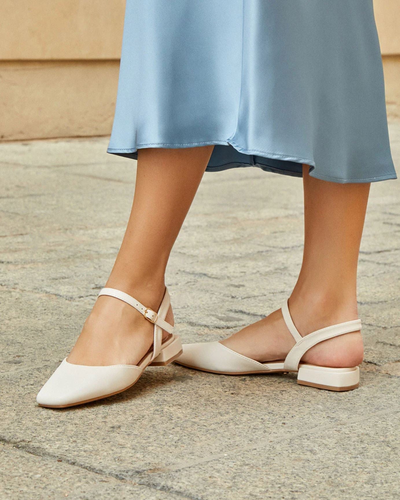 zapato de tacon bajo acabado metalizado puntera cerrada y pulsera ajustable sandalias color Blancas talla 37