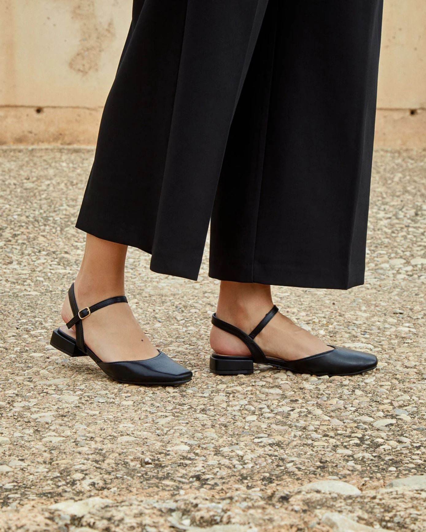 zapato de tacon bajo acabado metalizado puntera cerrada y pulsera ajustable sandalias color Negras talla 37