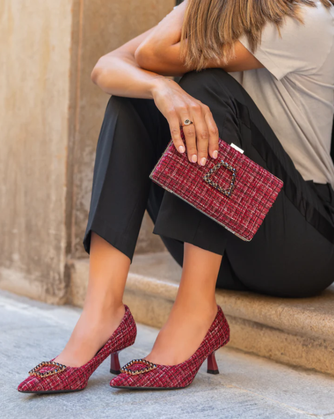 Zapatos de tacón negro para mujer con adornos de pedrería, elegancia clásica para noches de gala