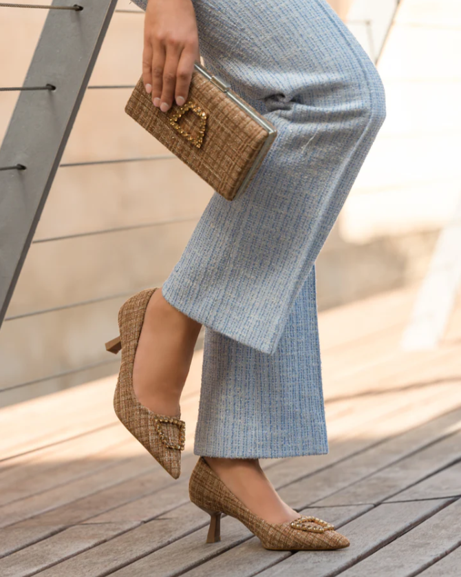 Zapatos de tacón negro para mujer con adornos de pedrería, elegancia clásica para noches de gala