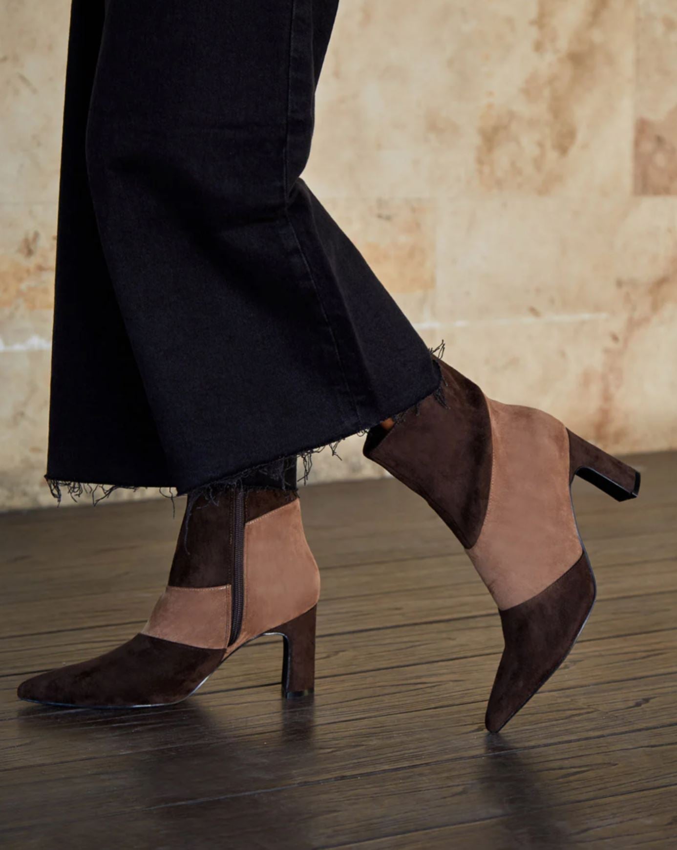 Botines bicolor de mujer con tacón alto y punta fina elegante