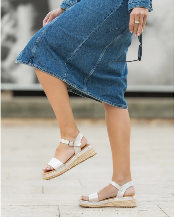 Sandalias doradas mujer de esparto diseño con doble tira