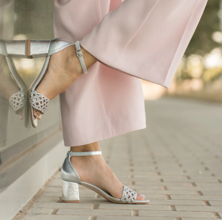 Sandalias doradas mujer tacón medio par vestir con diseño trenzado