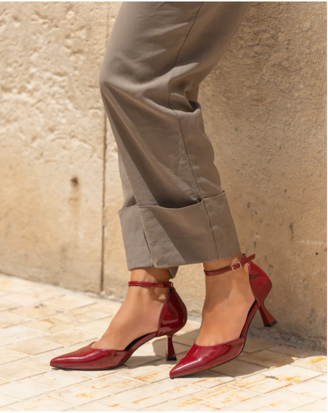 Zapatos de tacón bajo en charol rojo para mujer, elegancia vibrante para cualquier ocasión