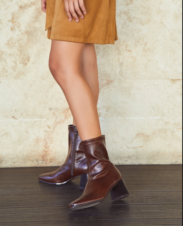 Botines de piel sintética con caña media, punta fina y tacón ancho estable