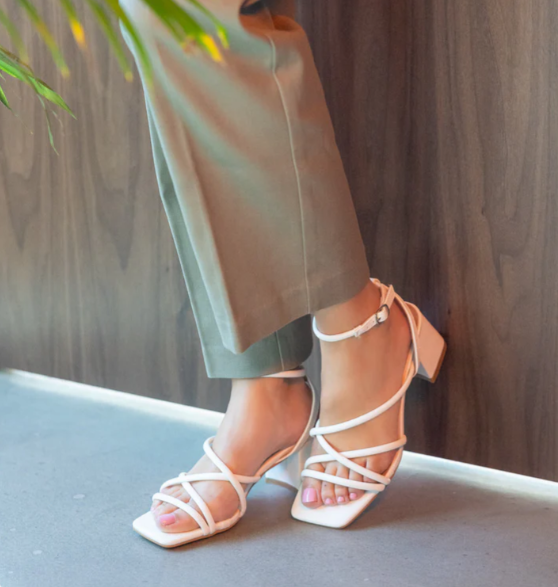 Sandalias doradas de tacòn para vestir con tiras cruzadas