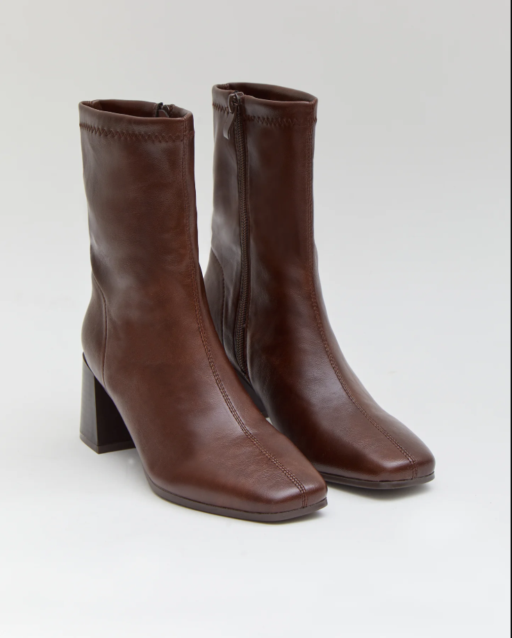 Botines de piel sintética con caña media, punta fina y tacón ancho estable