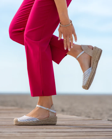 Alpargatas Mujer cuña baja de espartos diseño troquelado