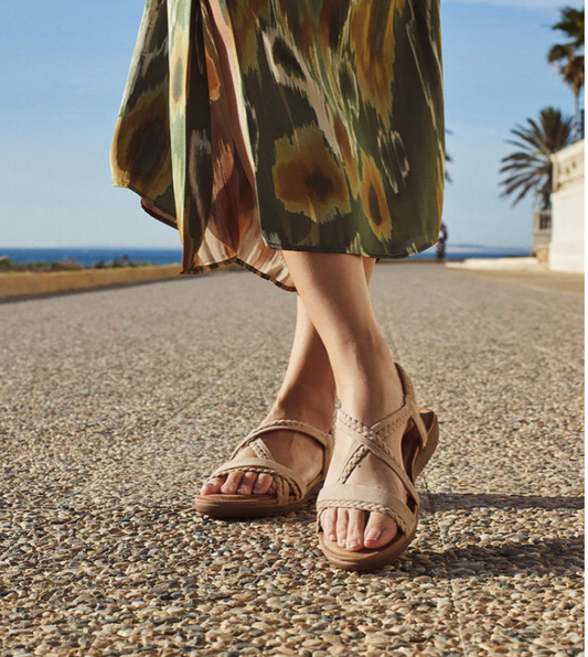 Sandalias doradas mujer con mini cuñas con la plantilla acolchada con tiras trasera elásticas