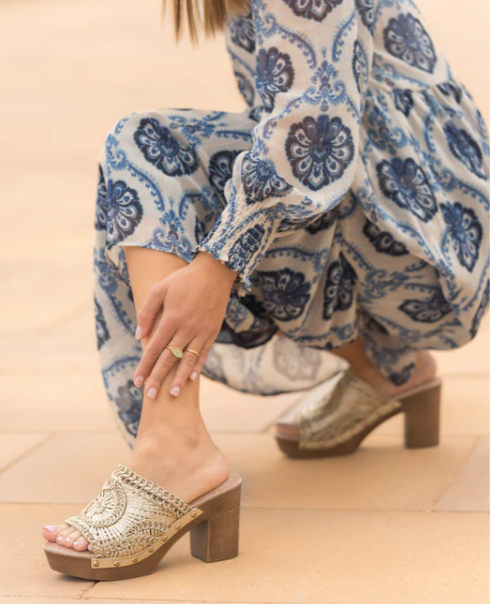 Sandalias doradas bohemias mujer tipo mules con tacòn alto y plataforma efecto madera diseño crochet