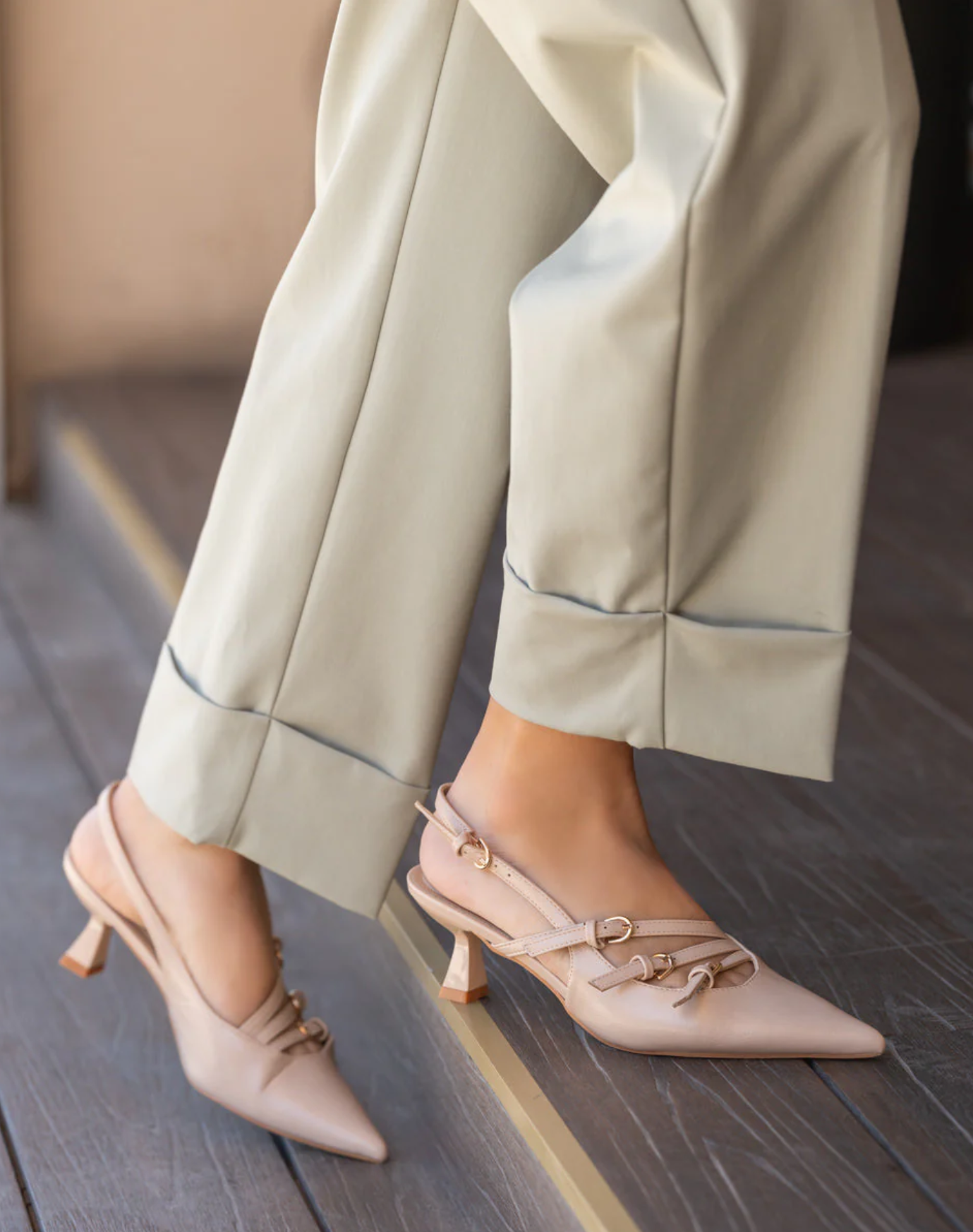 Zapatos con tacón fino y detalles de hebillas