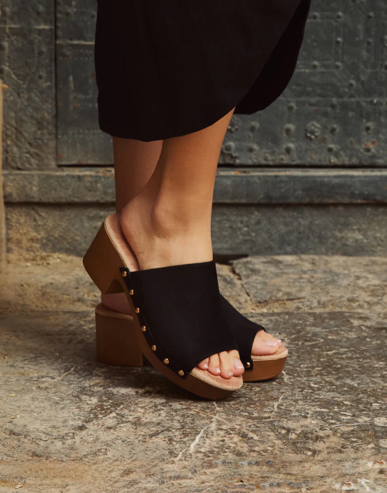 Sandalias mujer mules con tacón alto y plataforma efecto madera con tachas y plantilla acolchada