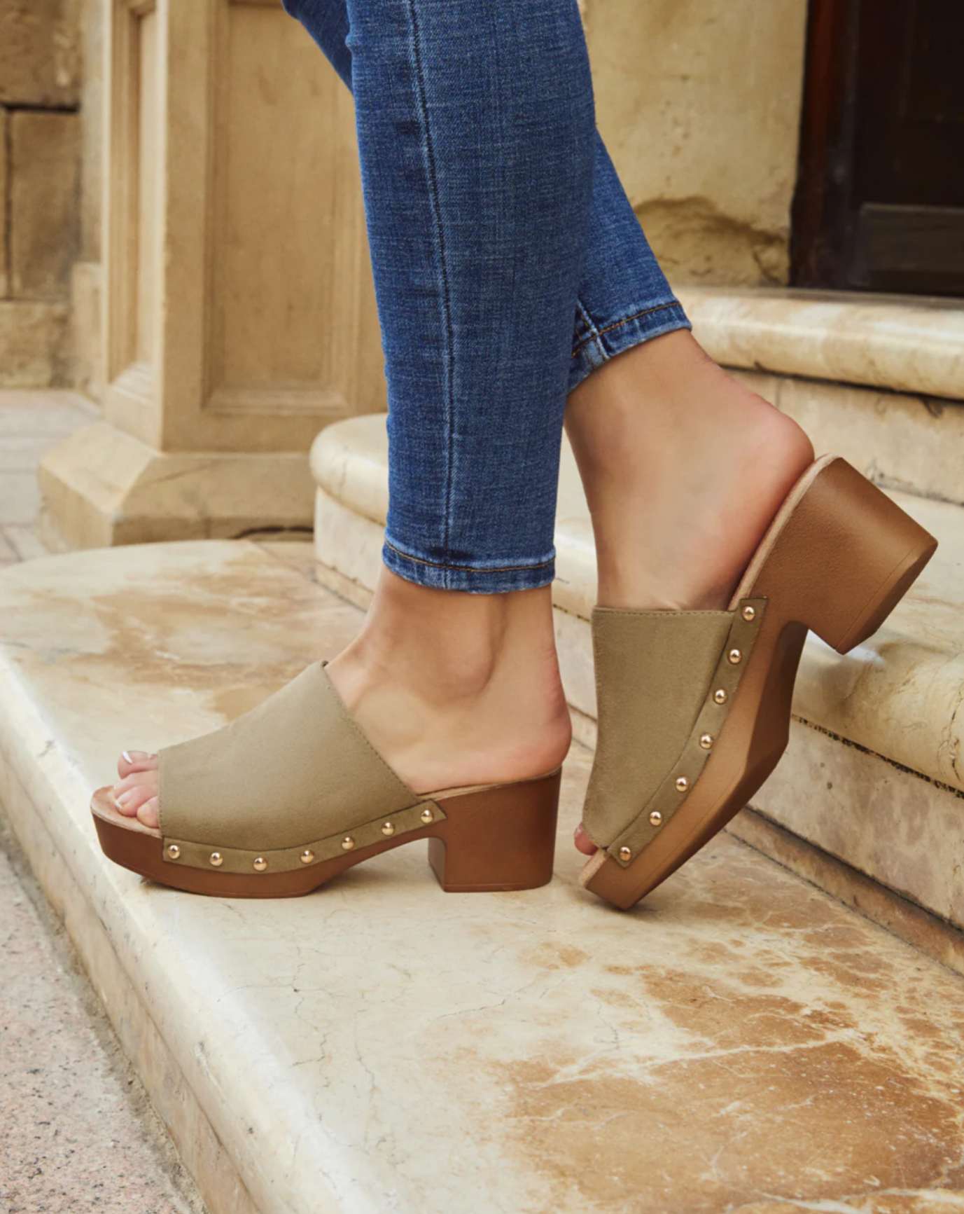 Sandalias mujer mules con tacón alto y plataforma efecto madera con tachas y plantilla acolchada