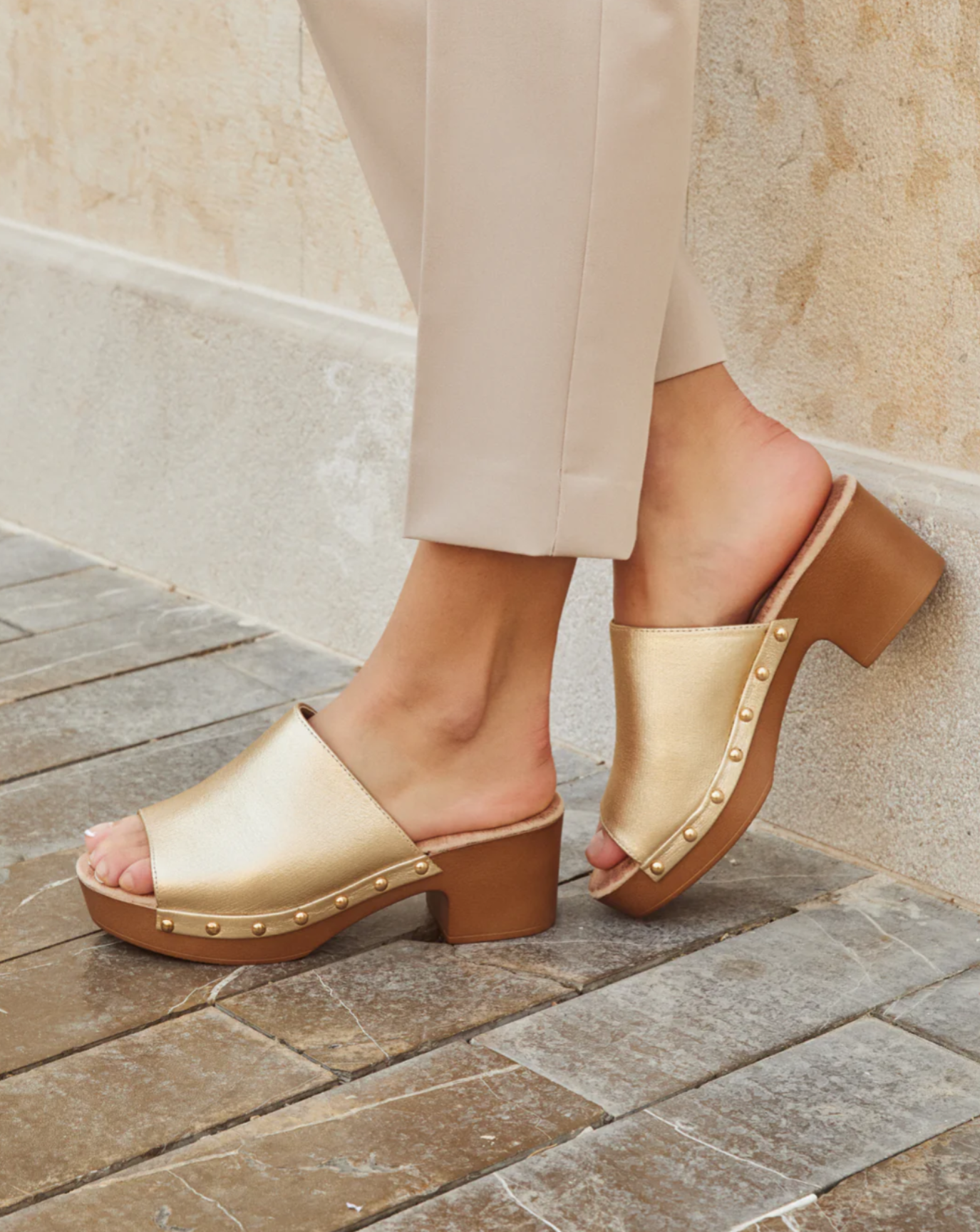 Sandalias mujer mules con tacón alto y plataforma efecto madera con tachas y plantilla acolchada