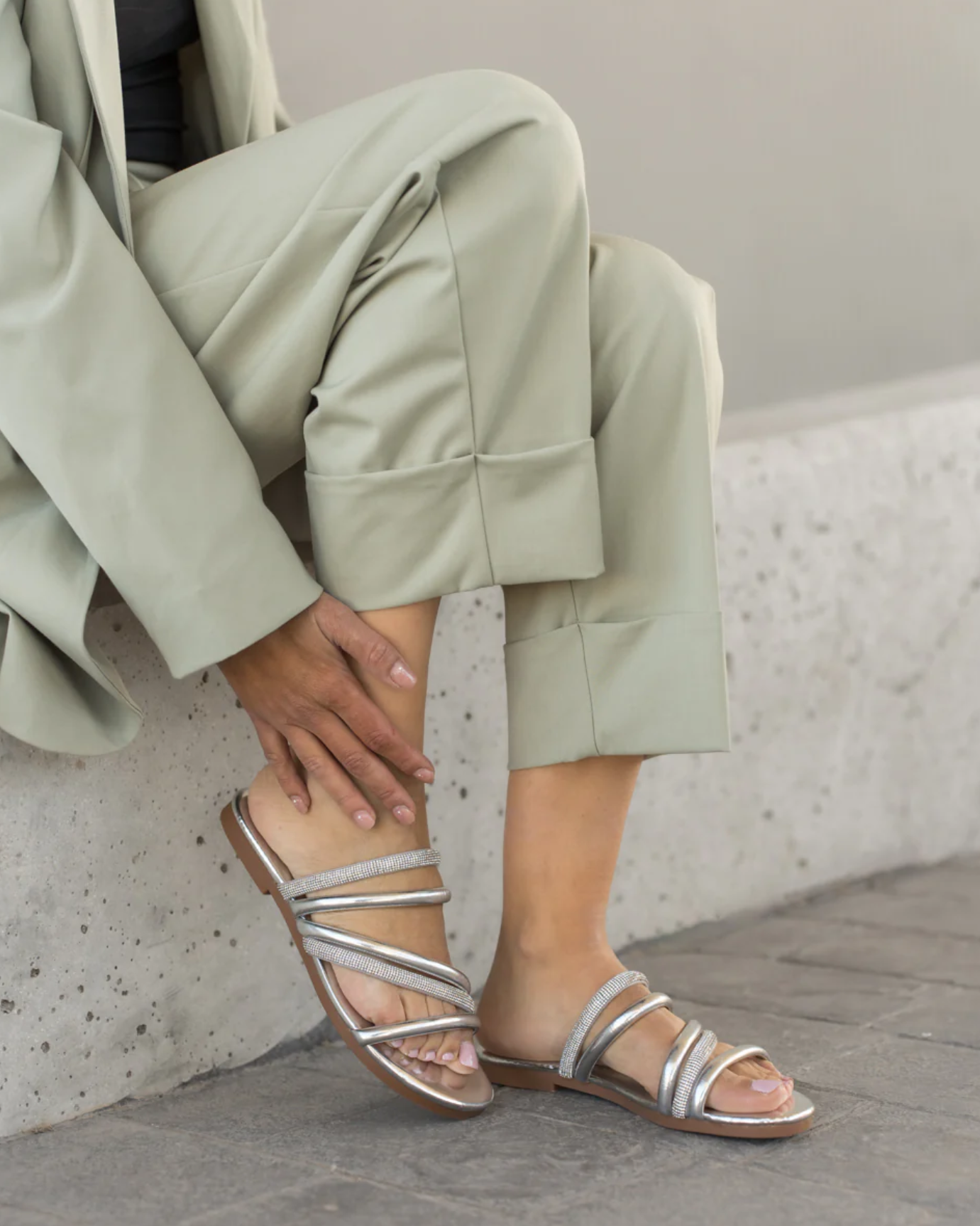 Sandalias planas para mujer con tiras cruzadas de strass