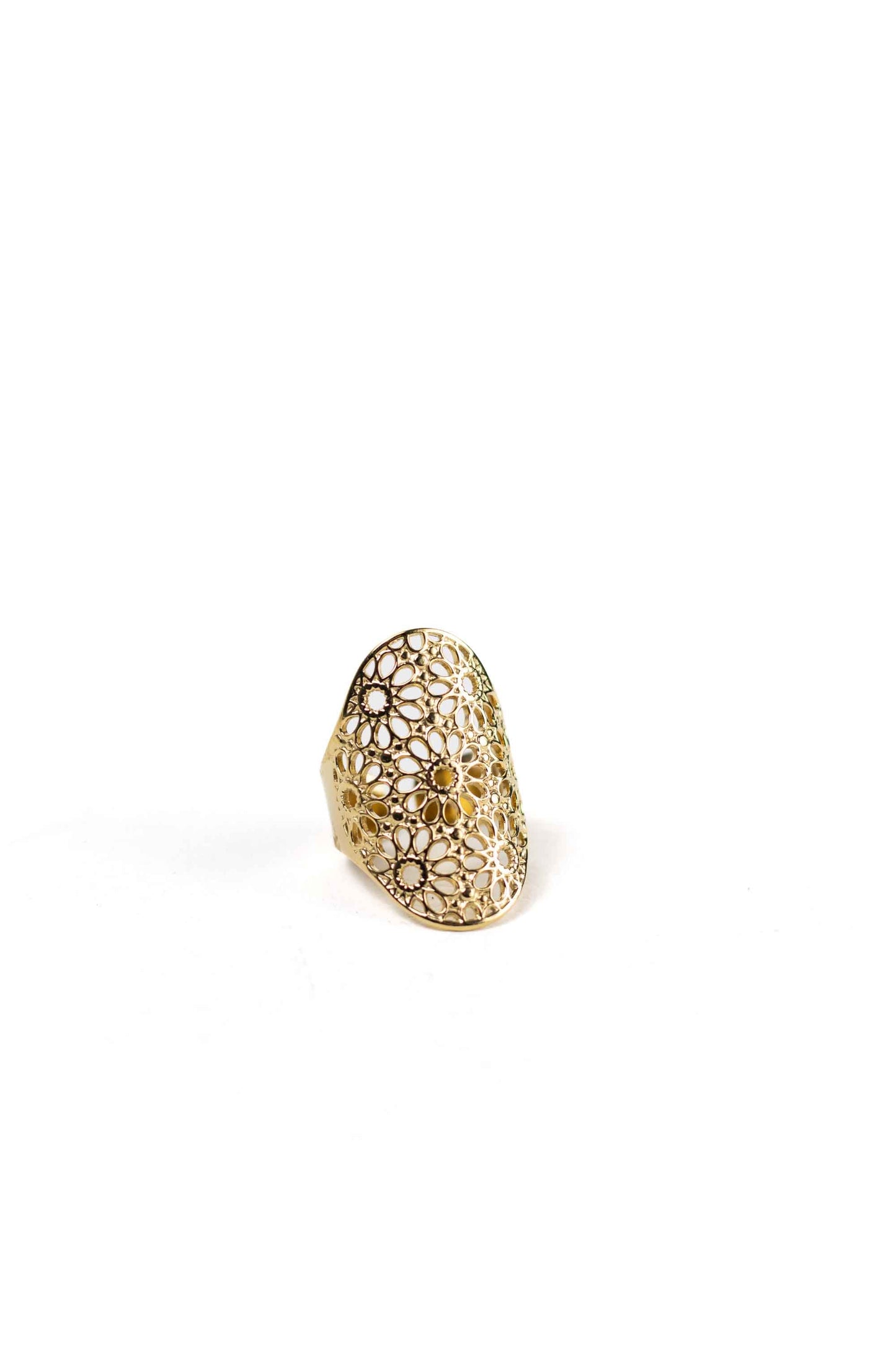 Anillo dorado con diseño floral en filigrana