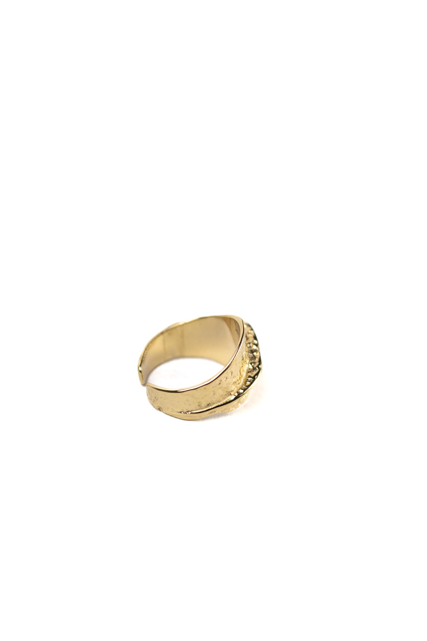 Anillo dorado ajustable con diseño martillado para mujer