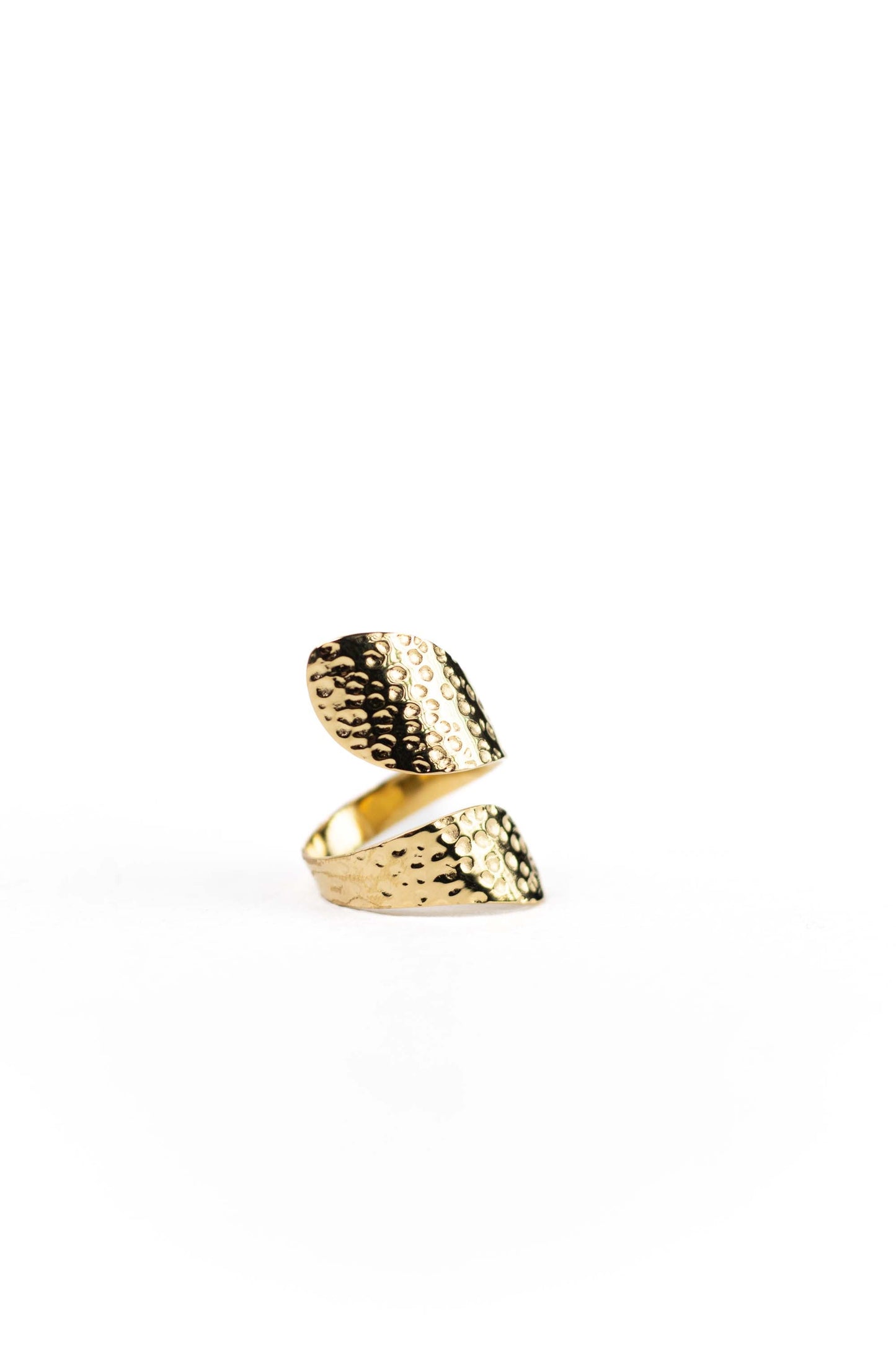 Anillo dorado ajustable con diseño texturizado para un look moderno y sofisticado