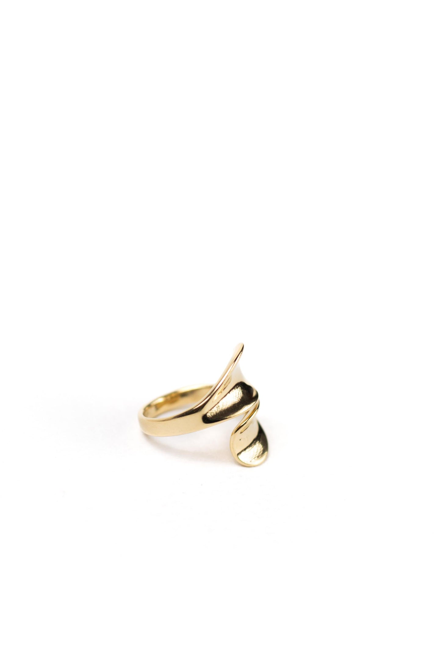 Anillo dorado con diseño abstracto, elegancia y estilo único para cada ocasión