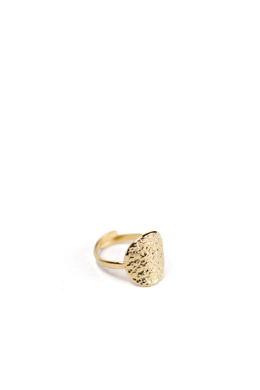 Anillo dorado con textura martillada, elegancia y estilo moderno