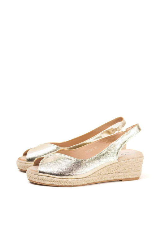 Sandalias doradas y cuña de esparto baja toque glam veraniego