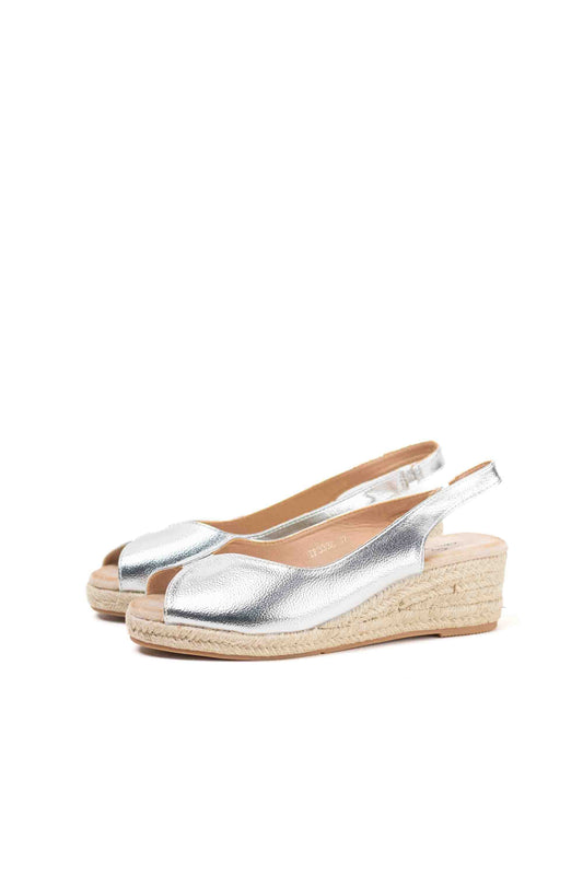 Sandalias doradas y cuña de esparto baja toque glam veraniego