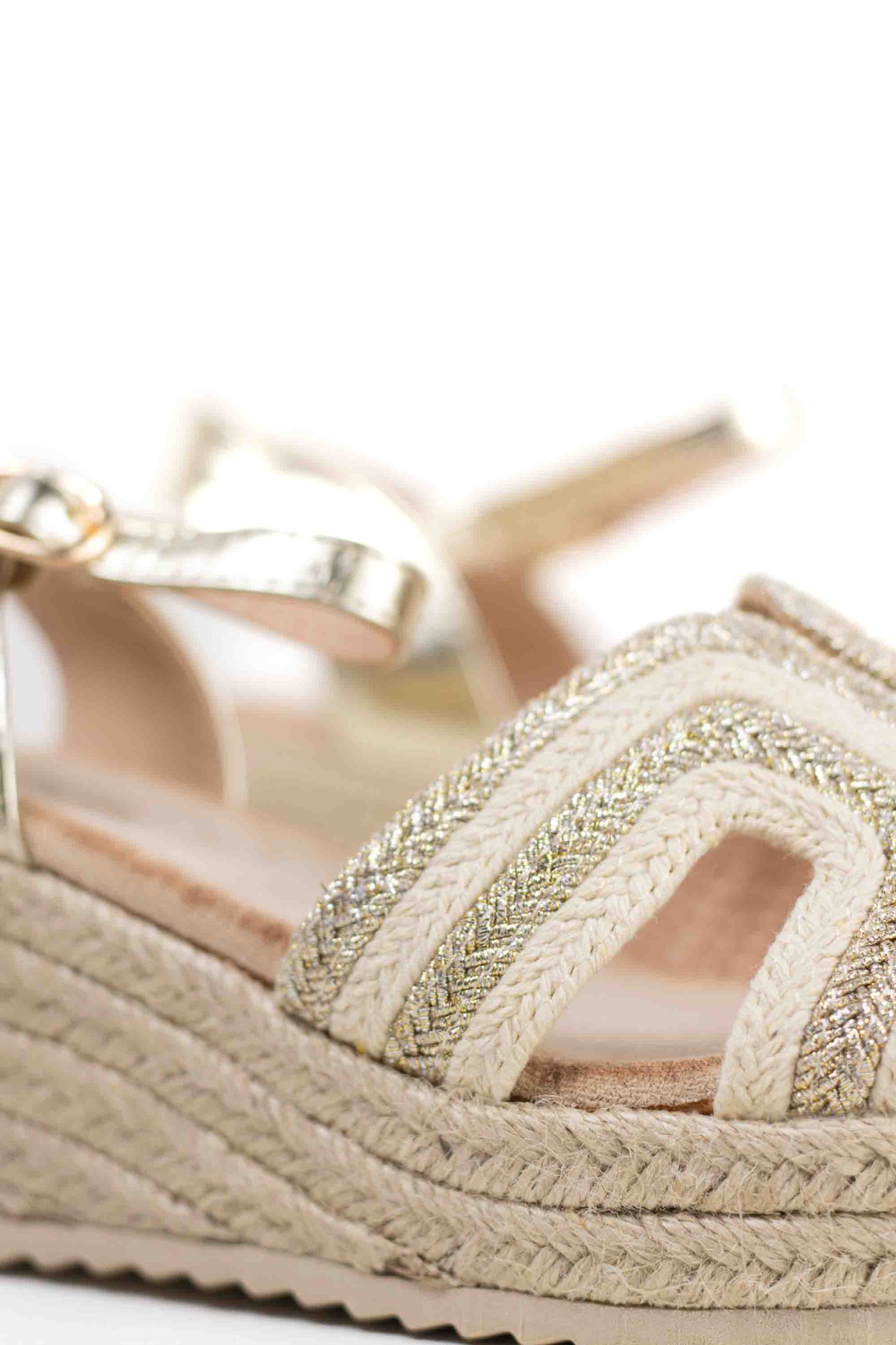 Sandalias doradas cuña de esparto y adorno de strass
