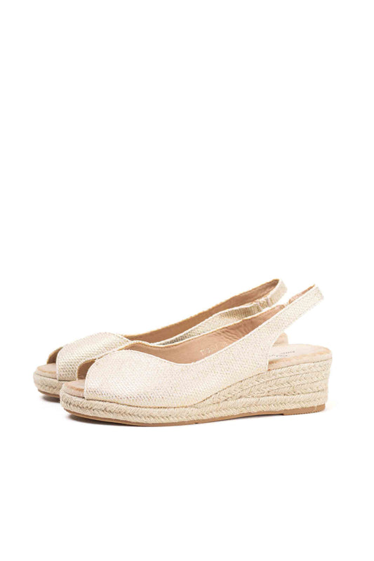 Sandalias doradas y cuña de esparto baja toque glam veraniego
