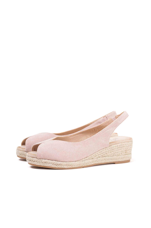 Sandalias doradas y cuña de esparto baja toque glam veraniego