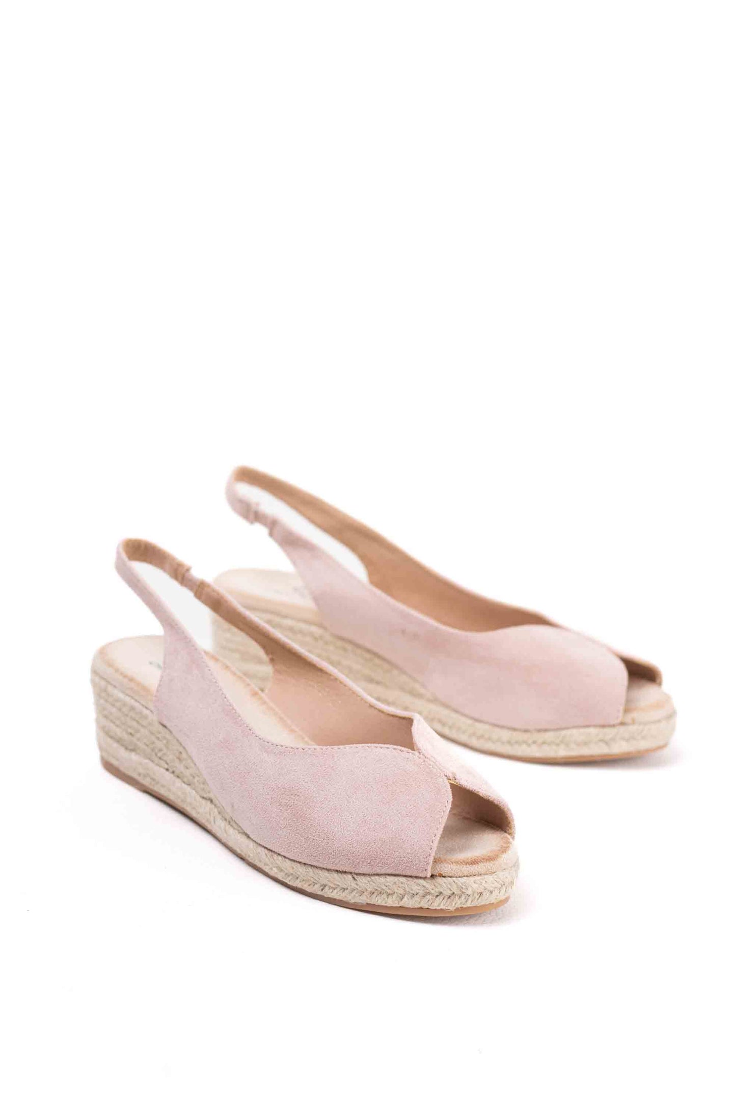 Sandalias doradas y cuña de esparto baja toque glam veraniego
