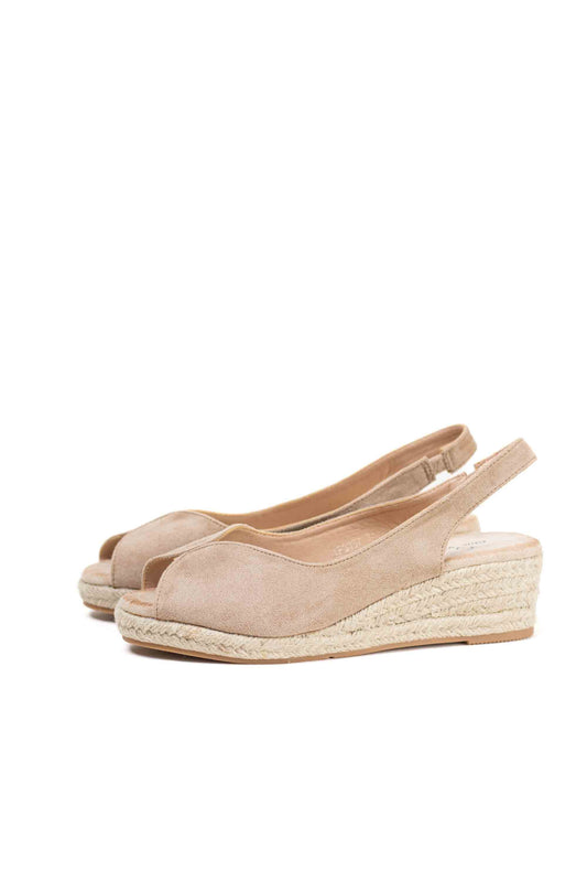 Sandalias doradas y cuña de esparto baja toque glam veraniego