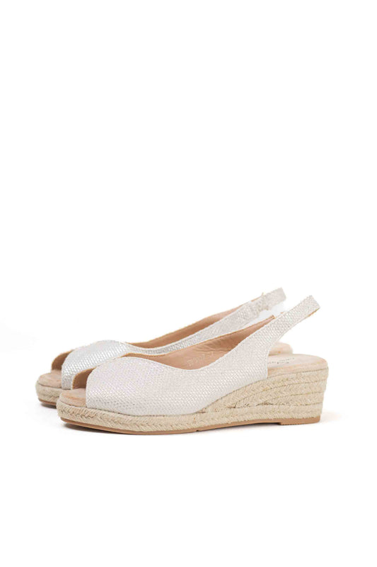 Sandalias doradas y cuña de esparto baja toque glam veraniego