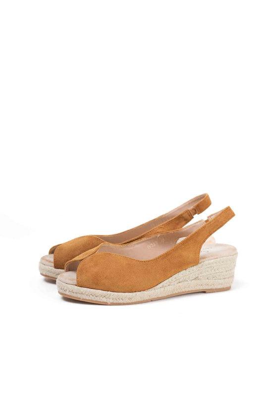 Sandalias doradas y cuña de esparto baja toque glam veraniego