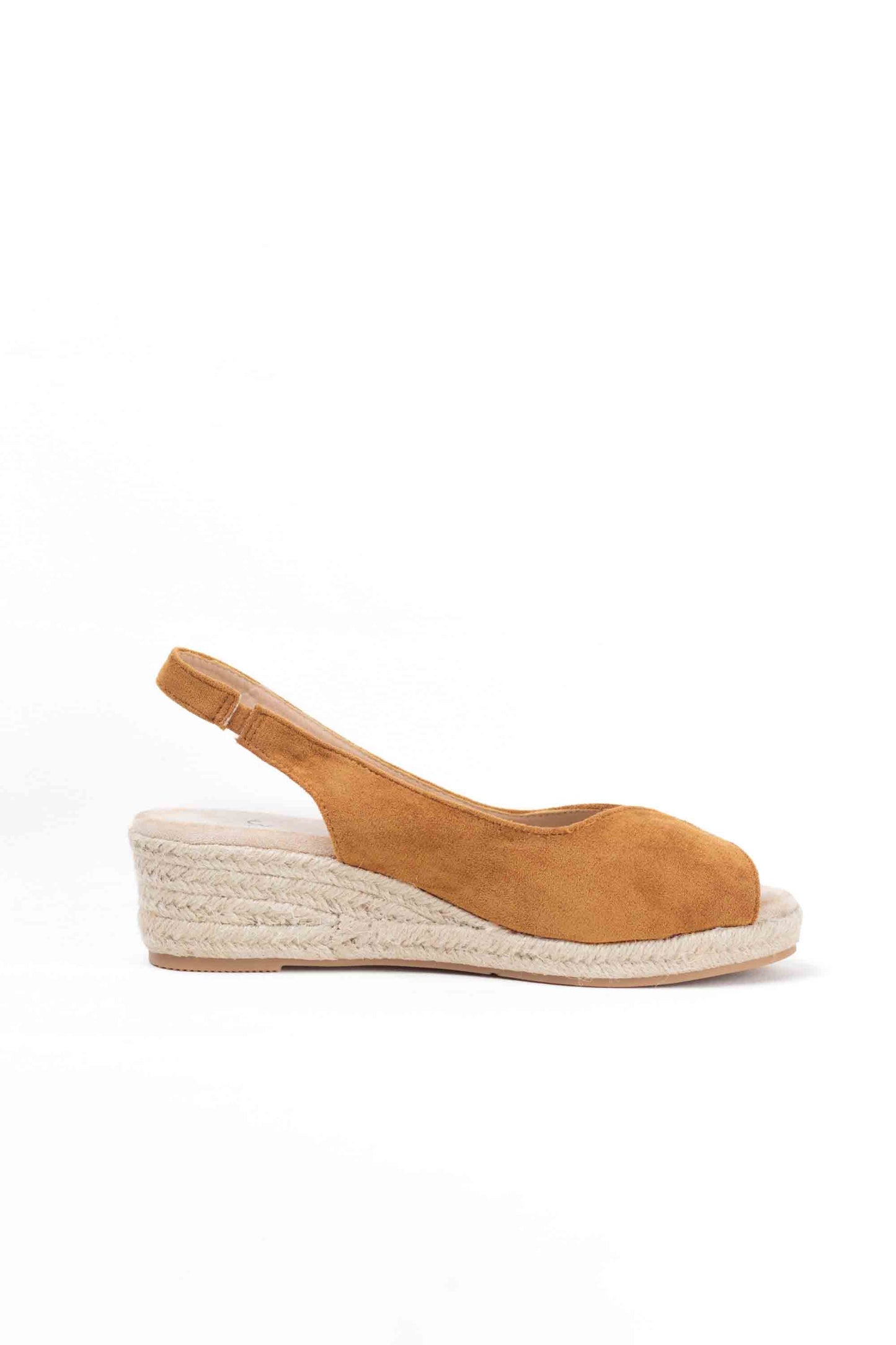 Sandalias doradas y cuña de esparto baja toque glam veraniego