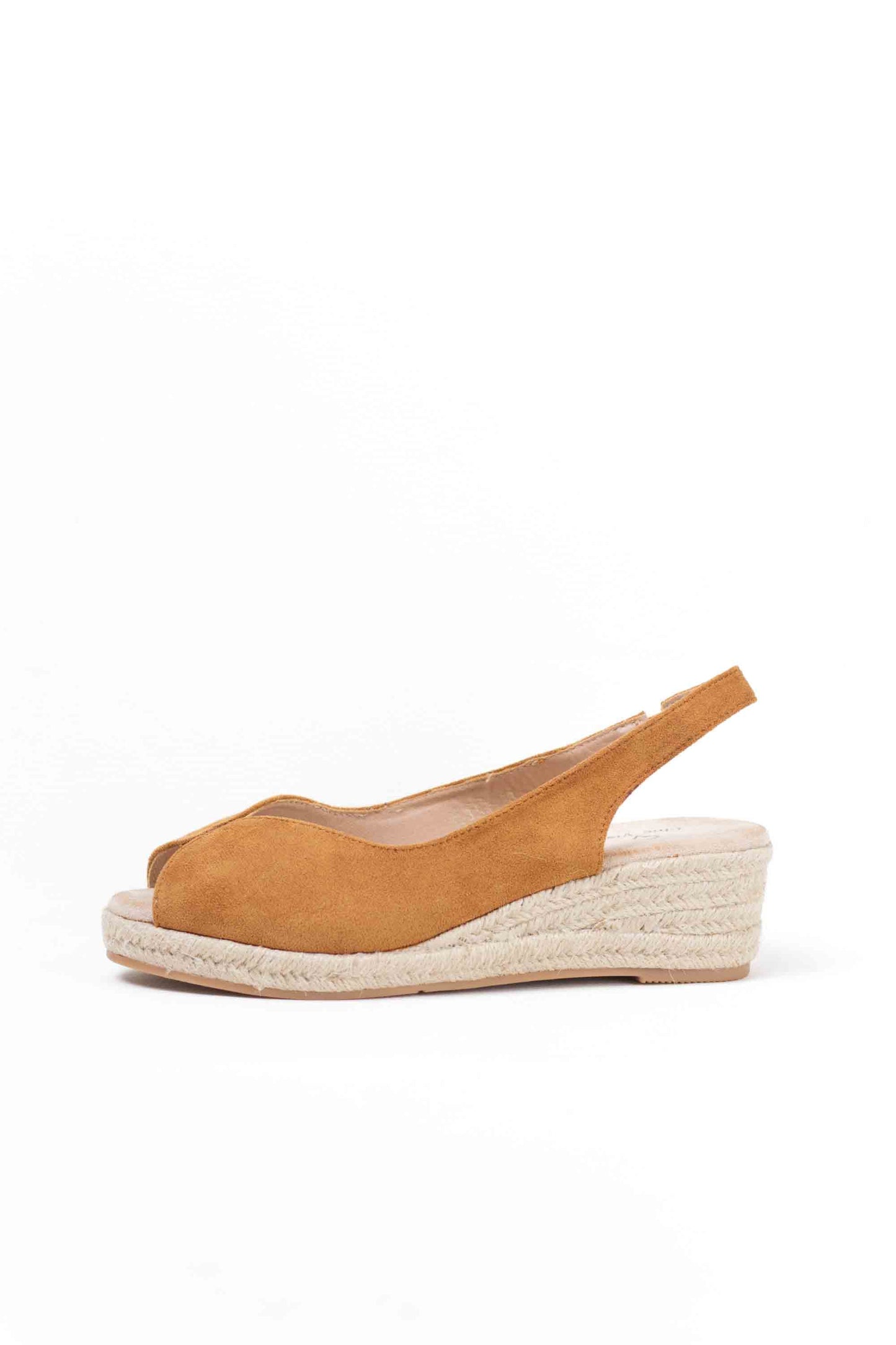 Sandalias doradas y cuña de esparto baja toque glam veraniego