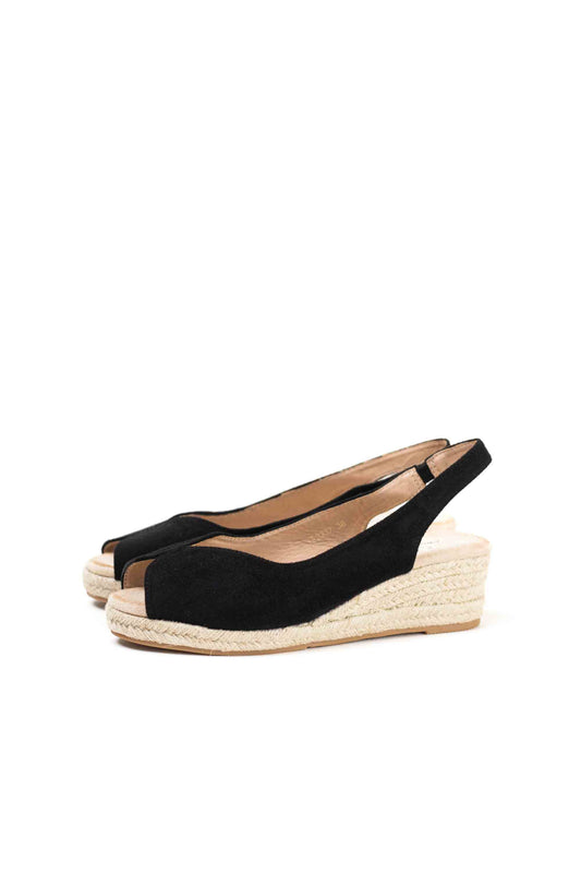 Sandalias doradas y cuña de esparto baja toque glam veraniego
