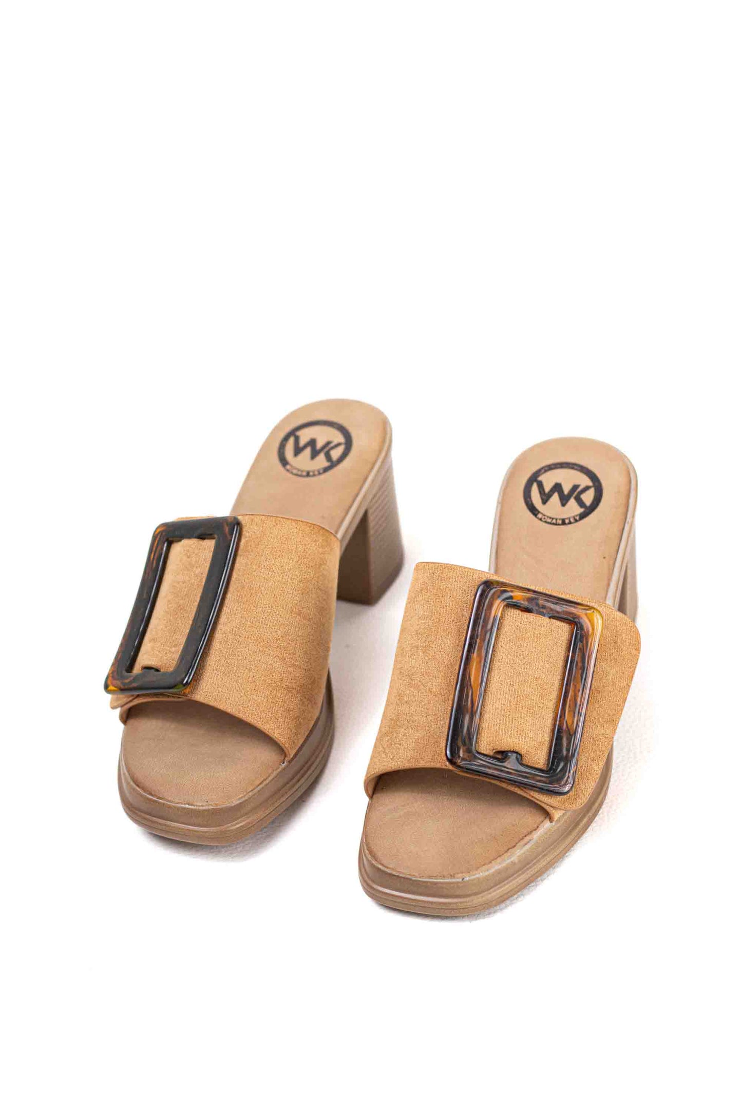 Sandalias mules dorados tacón medio detalle de hebilla