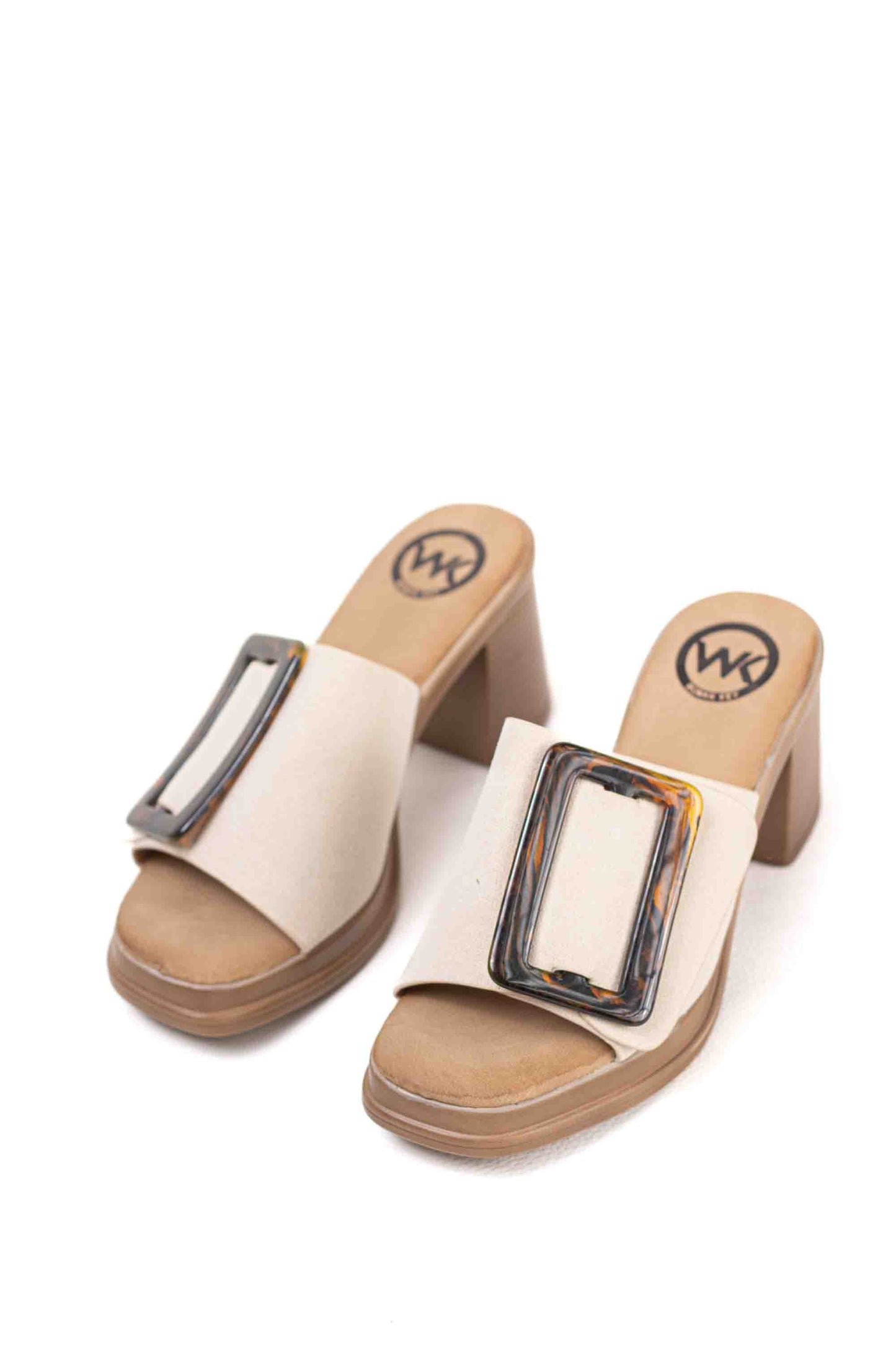 Sandalias mules dorados tacón medio detalle de hebilla