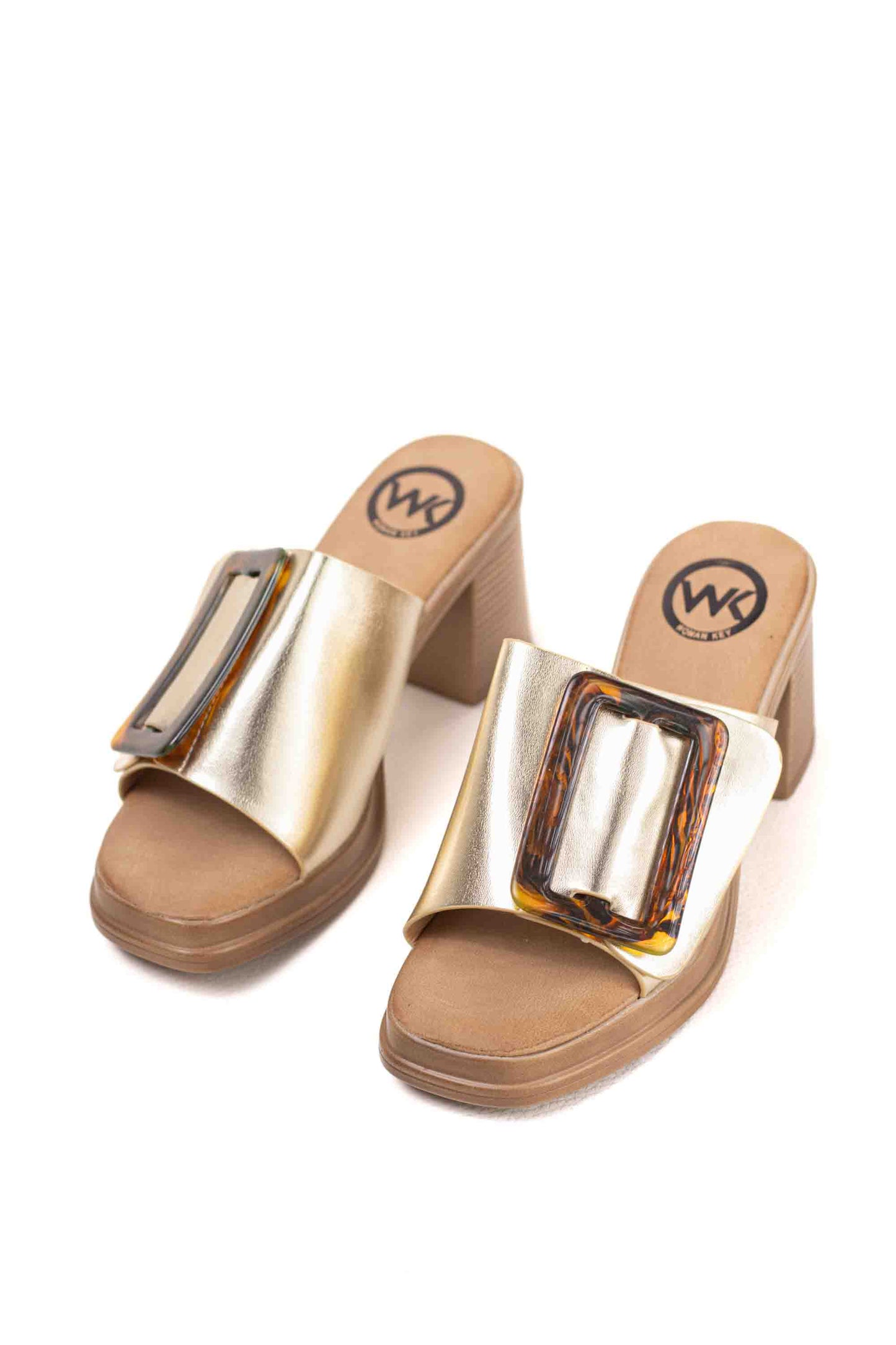 Sandalias mules dorados tacón medio detalle de hebilla