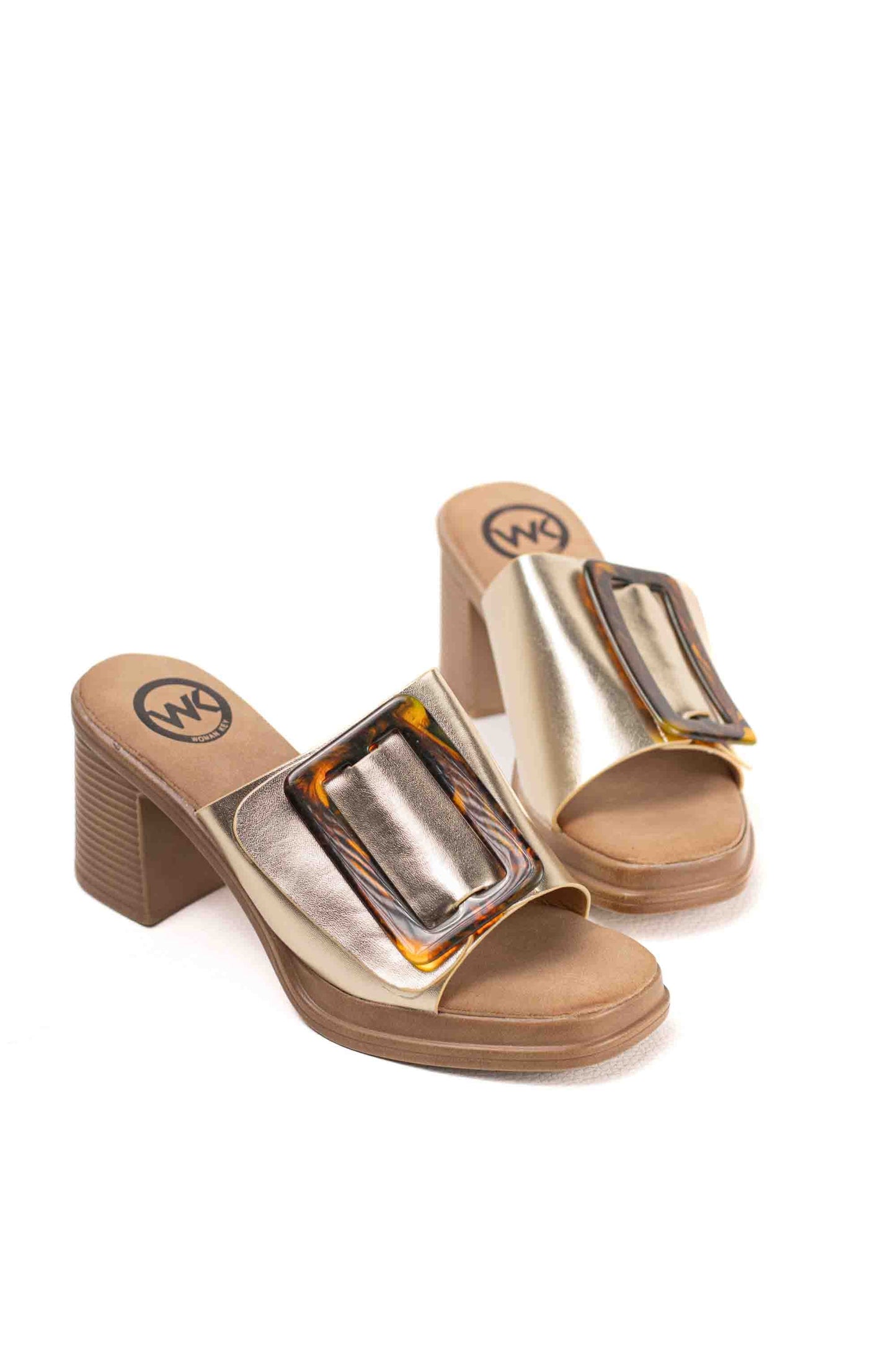 Sandalias mules dorados tacón medio detalle de hebilla