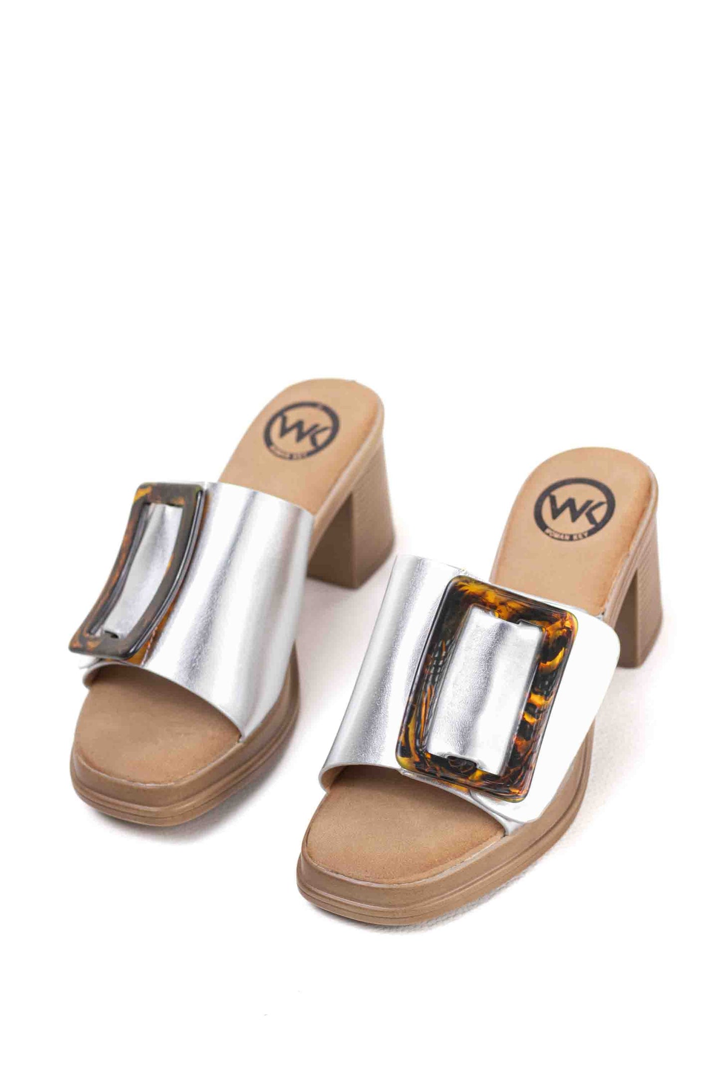 Sandalias mules dorados tacón medio detalle de hebilla