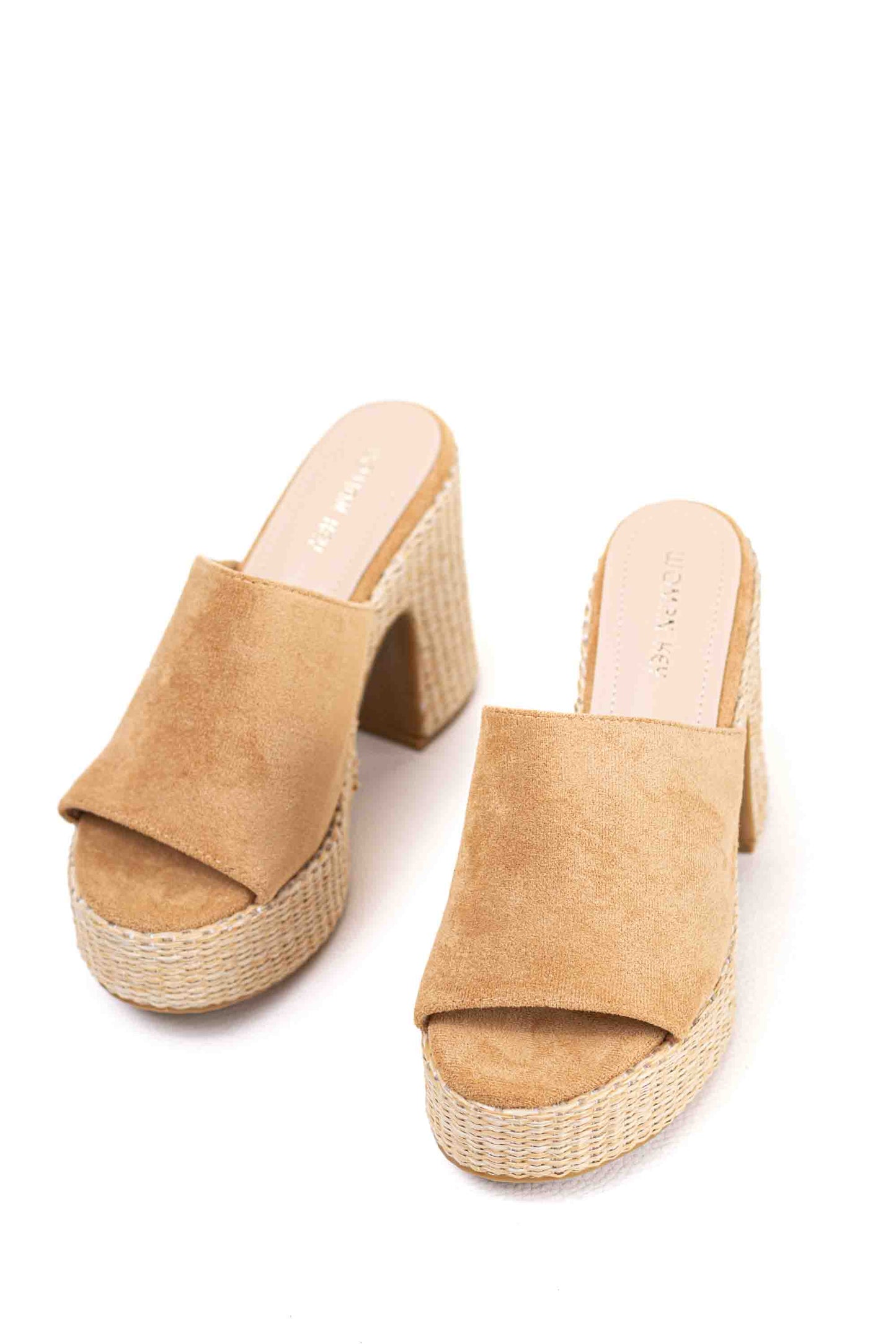 Sandalias doradas zuecos tacón alto con plataforma de rafia