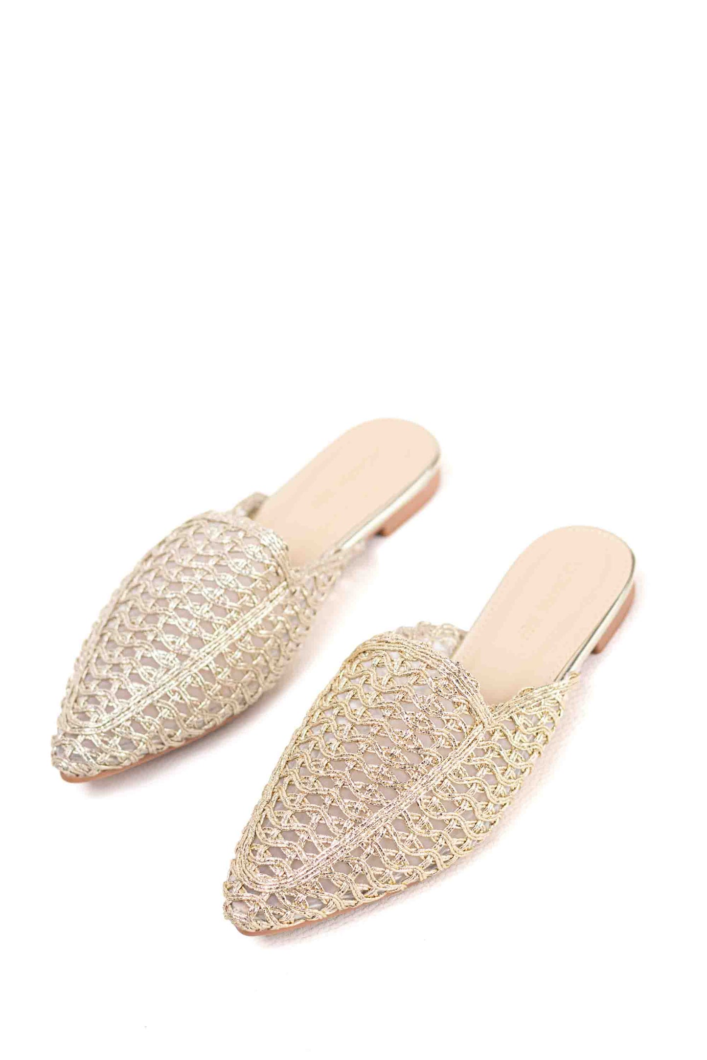 Sandalias doradas mules con suela plana diseño trenzado